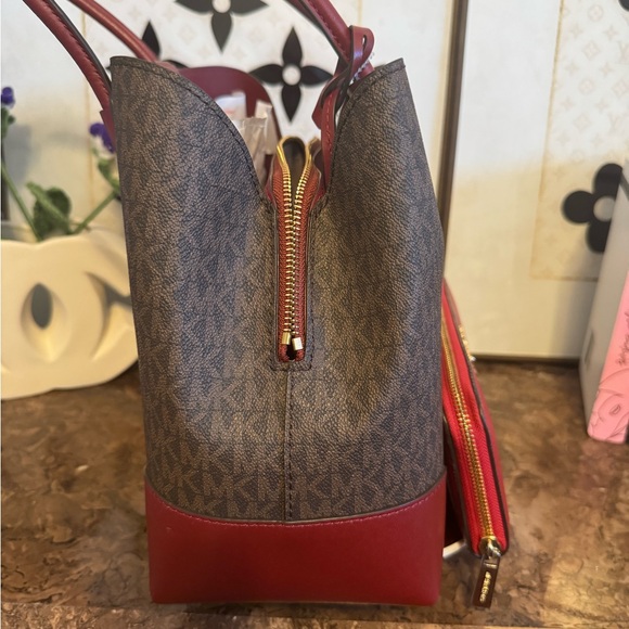 Michael Kors shoulder bag with matching wallet set - Picture 5 of 17